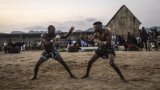 Amulettes et talismans: au Nigeria, les boxeurs traditionnels à la conquête de leur public