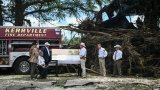 Jamais rien vu de tel: Trump sur le site d'inondations meurtrières au Texas