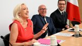 Le Pen exhorte ses troupes à se préparer à une possible dissolution