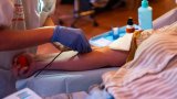Tatouages, piercings: plus que deux mois d'attente pour donner son sang