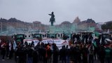 Devant le château de Versailles, une centaine d'agriculteurs alertent contre le Mercosur
