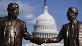 Une statue satirique de Trump et Epstein main dans la main réinstallée près du Capitole