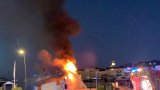 Un superyacht en feu dans le port de Saint-Tropez