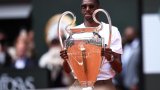 Ousmane Dembélé présente le trophée de la Ligue des champions à Roland-Garros