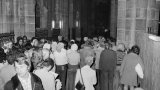 En 1975 à Lyon, des prostituées trouvent refuge dans une église pour dénoncer la répression