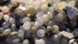 De l'usine à la plage, les tribulations d'un granulé de plastique qui fait pleurer les sirènes