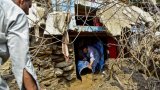 Au Pakistan, secouristes et habitants s'activent dans la boue d'une mousson inhabituellement (…)
