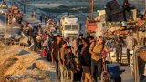 A pied ou entassés dans des camionnettes, des milliers de Palestiniens fuient Gaza-ville