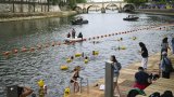 A Paris, les premières baignades dans la Seine sous étroite surveillance