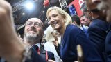 Au Mans, loin des tractations parisiennes, Le Pen seule en piste et en campagne