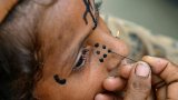 Au Pakistan, les tatouages hindous s'effacent des visages des femmes