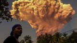 Bali: une vingtaine de vols annulés après l'éruption du volcan Lewotobi Laki-Laki
