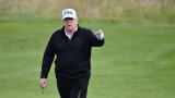 En Ecosse, Trump joue au golf tandis que des centaines de personnes manifestent contre sa visite