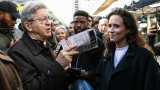 En banlieue, Mélenchon savoure sa popularité et tacle le Parti socialiste