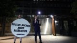Greenpeace rend devant le siège d'EDF la statue de Macron, volée la veille