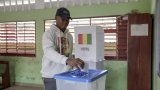 Référendum: les Guinéens votent en nombre en vue d'un retour à l'ordre constitutionnel