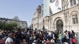 A Paris, au milieu des touristes, des familles sans abri en quête d'un toit pour la nuit