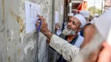 Après quatre ans d'attente, les retraités afghans soulagés de toucher leurs pensions