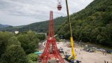 En Alsace, l'incroyable montage d'une fidèle réplique de tour Eiffel