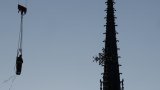 Réinstallation d'une première statue de la flèche de Notre-Dame