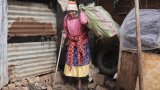 Dignité restaurée: dans un bidonville de Nairobi, des femmes récoltent du plastique contre un (…)