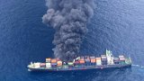Un porte-conteneurs singapourien prend feu au large de l'Inde, des disparus