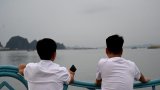 Naufrage dans la baie d'Halong: les larmes et l'angoisse des proches des passagers