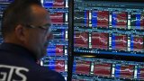 Wall Street termine en baisse, prudente avant une cascade de données