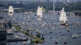 De grands voiliers entrent dans Amsterdam pour un festival maritime géant