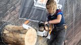 Hache à la main, les femmes s'attaquent au bûcheronnage sportif