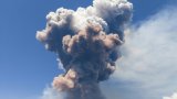 Italie: l'Etna crache un énorme panache de cendres et de gaz