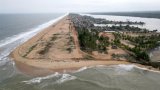 Sur le littoral ivoirien, exhumer ses proches face à la montée des eaux