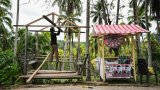 Philippines: des habitants nettoient les débris des deux séismes