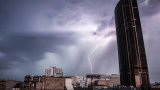 Orages: un adolescent tué par la chute d'un arbre, levée de la vigilance orange