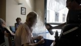 Dans un hôpital gériatrique de Lyon, des seniors à l'abri de la canicule