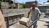 Au Kirghizstan, l'apparition de maisons en riz, écologiques et économiques