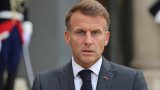 Macron, en quête d'un Premier ministre, remet les mains dans le cambouis national
