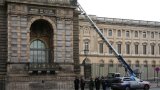 Vol au Louvre: le fabricant du monte-charge prône la qualité de son matériel... et l'humour