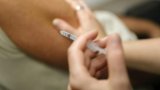 Le Covid ne circule pas assez pour avancer la vaccination, jugent les autorités sanitaires