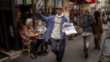 Quand Paris prend des airs de village avec Ali Akbar, son dernier crieur de journaux
